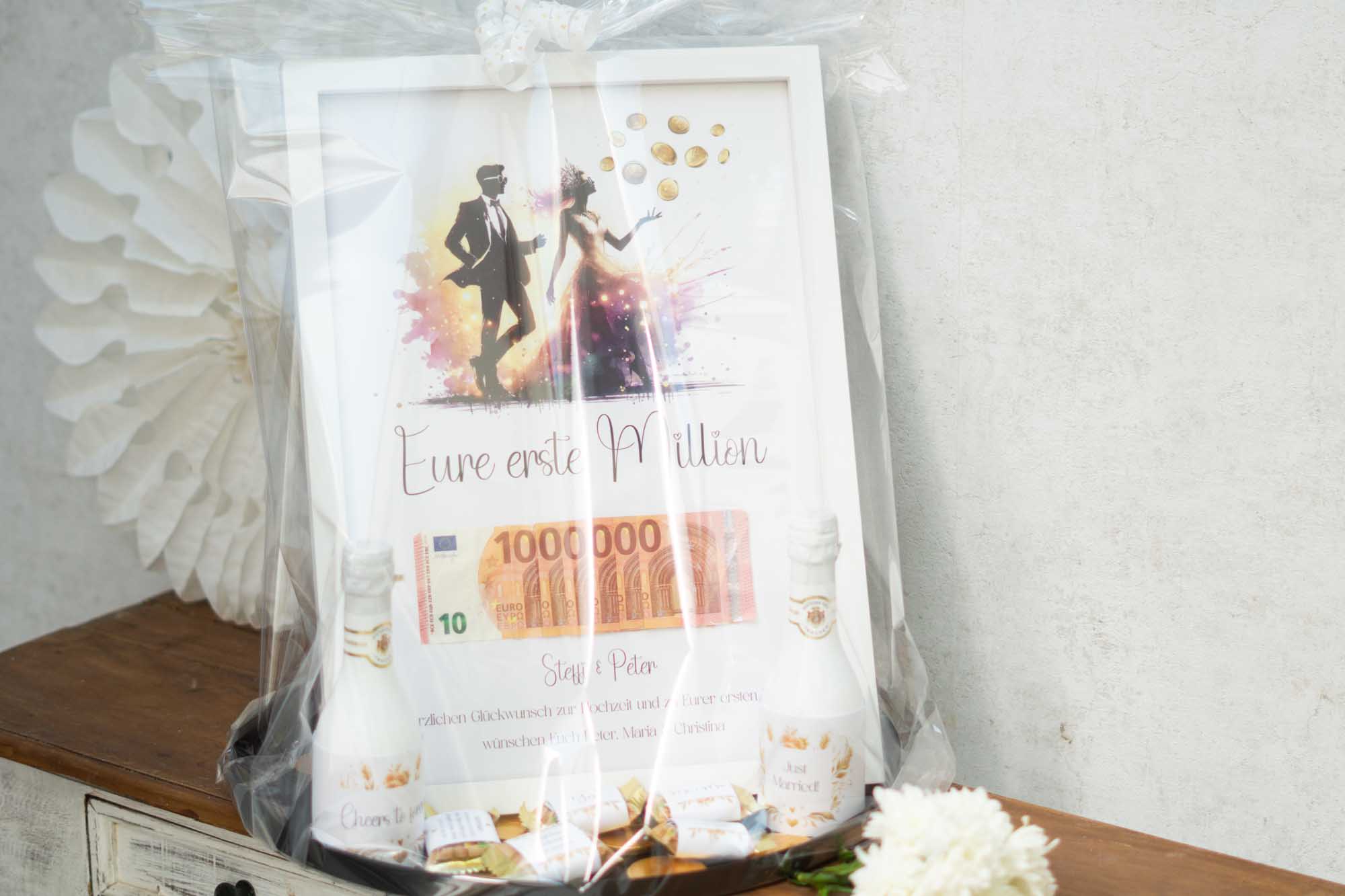 Hochzeitsgeschenkidee Sekt, Schokolade und Geldgeschenk auf Tablett anrichten